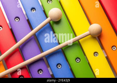 Xylophone en bois coloré isolé sur fond blanc, jouet musicien pour les enfants Banque D'Images