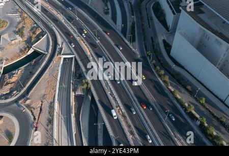 Vue aérienne de l'autoroute Leoforos Poseidonos et de l'infrastructure moderne Banque D'Images