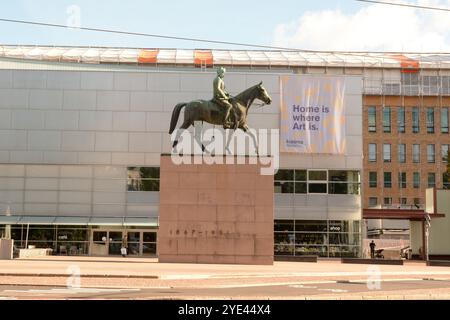 Une statue équestre en bronze du maréchal Gustaf Mannerheim se dresse dans le centre d'Helsinki, en Finlande. Banque D'Images