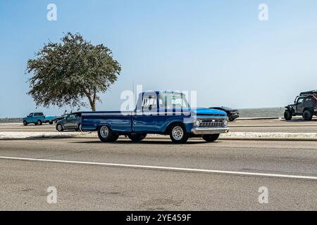 Gulfport, MS - 04 octobre 2023 : vue de coin avant grand angle d'une camionnette Ford F100 Fleetside 1966 lors d'un salon automobile local. Banque D'Images