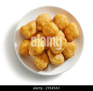 assiette de pépites de fromage chili frites isolées sur fond blanc, vue de dessus Banque D'Images