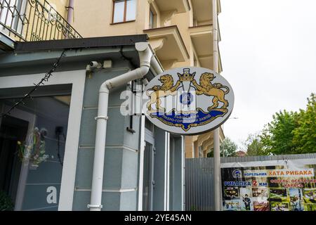 Lviv Liquor et Vodka magasin d'usine rue. Logo de signalisation. Distillerie Lgz, Lions. Ukraine, Truskavets - 9 août 2024 Banque D'Images