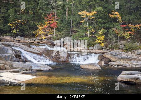 chutes inférieures sur la rivière rapide dans la forêt nationale de montagne blanche sur la route de kancamagus dans le new hampshire usa Banque D'Images