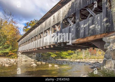 albany pont couvert au-dessus de la rivière rapide dans la forêt nationale de montagne blanche sur l'autoroute kancamagus dans le new hampshire usa Banque D'Images