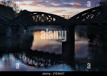 Pont ferroviaire abandonné au-dessus de la Tamise à Kennington, dawnUne partie peu connue mais pittoresque de la Tamise lorsqu'elle rejoint le ruisseau Hinksey à Kennington. Les pylônes géants abondent, et le Thames Path court à notre droite. la scène est dominée par un pont ferroviaire abandonné, inutilisé depuis de nombreuses années. Le tout éclatant avec la première lumière le matin d'hiver croustillant. Adorable. Banque D'Images