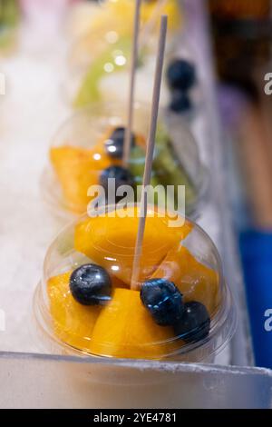 une tasse de fruits frais Banque D'Images