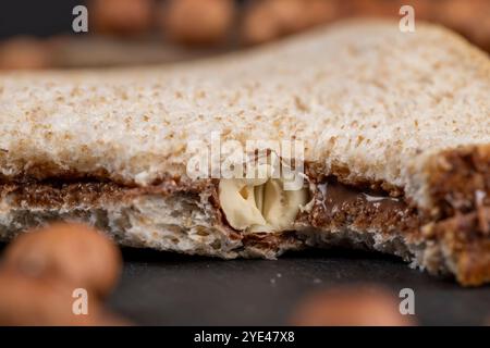 noisettes et pain avec pâte de noix au chocolat, beurre de chocolat délicieux et sucré avec des noix sur la table Banque D'Images