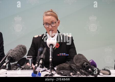 Serena Kennedy, chef de la police de Merseyside, fournit une mise à jour de l'enquête sur les meurtres de Bebe King, six ans, Elsie Dot Stancombe, sept ans, et Alice Dasilva Aguiar, neuf ans, et les tentatives de meurtre de huit enfants et deux adultes à Southport le 29 juillet, au siège de la police de Merseyside, Liverpool. Axel Rudakubana, 18 ans, qui est accusé du meurtre au couteau de trois filles dans un cours de danse sur le thème Taylor Swift à Southport, a été inculpé d'un délit terroriste et de la production de ricin toxique mortel qui a été trouvé chez lui, le chef de la police de Merseyside Banque D'Images