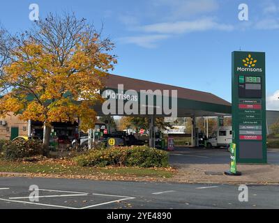 Station-service Morrisons sur Wellington Road Burton-on-Trent. Essence sans plomb vendue à 133,7 pence le litre au prix prébudgétaire d'octobre 2024 Banque D'Images