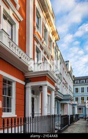 Maisons mitoyennes colorées à l'italienne sur Chalcot Square à Primrose Hill, Londres. Banque D'Images