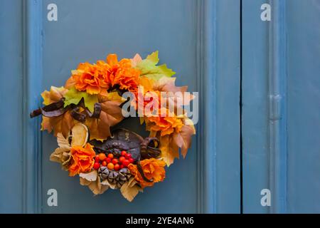 Couronne de récolte d'automne sur la porte bleue rustique pour Thanksgiving Banque D'Images