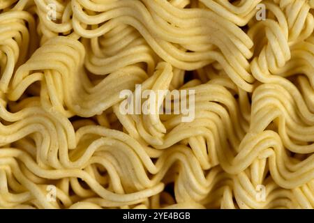 nouilles jaunes pendant la cuisson, détails des nouilles de farine avec des œufs pendant la cuisson Banque D'Images