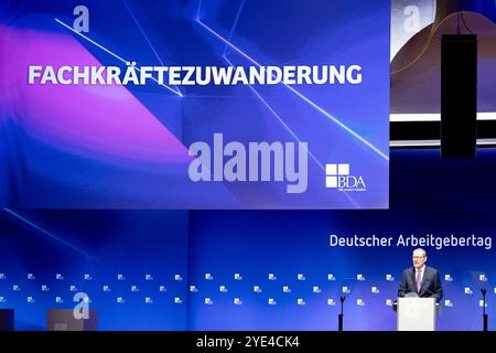 Fachkraeftezuwanderung - Deutscher Arbeitgebertag DEU, Deutschland, Germany, Berlin, 22.10.2024 devise Fachkraeftezuwanderung als Symbol fuer die Krise der deutschen Politik und Wirtschaft BEI der Rede von Rainer Dulger , Praesident der Bundesvereinigung der Deutschen ArbeitgeberverbaBDA auf der Jahrestagung der Bundesgeberger Deutschen Deutschung Deutscher Deutscher Bundesvereinschland Deutschung Deutscher Deutscher Deutscher Deutscher Berbdbdbdbdbda Bertschland. DAS Treffen findet zu einem Zeitpunkt statt, an dem Deutschland ein weiteres Jahr mit negativem Wirtschaftswachstum erlebt. Der BDA vertritt die gesellschafts- und wirtschaftsp Banque D'Images