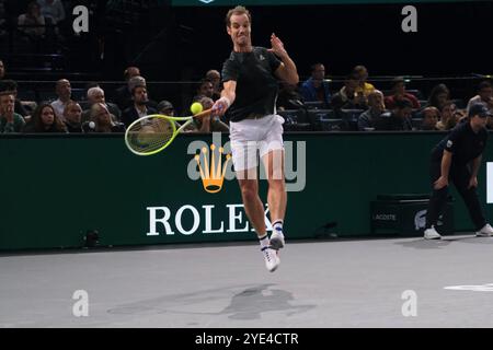 Paris, France. 29 octobre 2024. RICHARD GASQUET (FRA) rend le ballon à ZIZOU BERGS (bel) lors de la deuxième journée du tournoi Rolex Paris Masters 1000 au stade Accor Arena de Paris France. Bergs Won 6:3 6:4 (image crédit : © Pierre Stevenin/ZUMA Press Wire) USAGE ÉDITORIAL SEULEMENT! Non destiné à UN USAGE commercial ! Banque D'Images