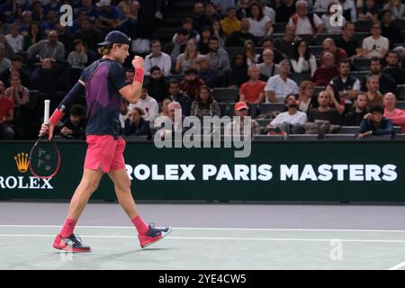 Paris, France. 29 octobre 2024. ZIZOU BERGS (bel) rend le ballon à RICHARD GASQUET (FRA) lors de la deuxième journée du tournoi Rolex Paris Masters 1000 au stade Accor Arena de Paris France. Bergs Won 6:3 6:4 (image crédit : © Pierre Stevenin/ZUMA Press Wire) USAGE ÉDITORIAL SEULEMENT! Non destiné à UN USAGE commercial ! Banque D'Images