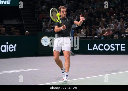 Paris, France. 29 octobre 2024. RICHARD GASQUET (FRA) rend le ballon à ZIZOU BERGS (bel) lors de la deuxième journée du tournoi Rolex Paris Masters 1000 au stade Accor Arena de Paris France. Bergs Won 6:3 6:4 (image crédit : © Pierre Stevenin/ZUMA Press Wire) USAGE ÉDITORIAL SEULEMENT! Non destiné à UN USAGE commercial ! Banque D'Images