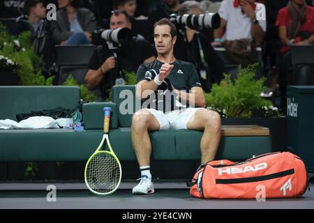 Paris, France. 29 octobre 2024. RICHARD GASQUET (FRA) rend le ballon à ZIZOU BERGS (bel) lors de la deuxième journée du tournoi Rolex Paris Masters 1000 au stade Accor Arena de Paris France. Bergs Won 6:3 6:4 (image crédit : © Pierre Stevenin/ZUMA Press Wire) USAGE ÉDITORIAL SEULEMENT! Non destiné à UN USAGE commercial ! Banque D'Images