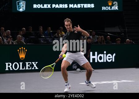 Paris, France. 29 octobre 2024. RICHARD GASQUET (FRA) rend le ballon à ZIZOU BERGS (bel) lors de la deuxième journée du tournoi Rolex Paris Masters 1000 au stade Accor Arena de Paris France. Bergs Won 6:3 6:4 (image crédit : © Pierre Stevenin/ZUMA Press Wire) USAGE ÉDITORIAL SEULEMENT! Non destiné à UN USAGE commercial ! Banque D'Images