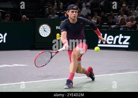 Paris, France. 29 octobre 2024. ZIZOU BERGS (bel) rend le ballon à RICHARD GASQUET (FRA) lors de la deuxième journée du tournoi Rolex Paris Masters 1000 au stade Accor Arena de Paris France. Bergs Won 6:3 6:4 (image crédit : © Pierre Stevenin/ZUMA Press Wire) USAGE ÉDITORIAL SEULEMENT! Non destiné à UN USAGE commercial ! Banque D'Images