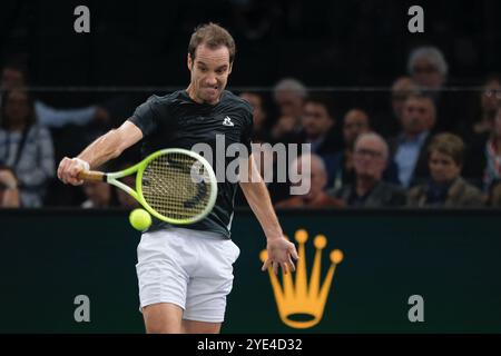 Paris, France. 29 octobre 2024. RICHARD GASQUET (FRA) rend le ballon à ZIZOU BERGS (bel) lors de la deuxième journée du tournoi Rolex Paris Masters 1000 au stade Accor Arena de Paris France. Bergs Won 6:3 6:4 (image crédit : © Pierre Stevenin/ZUMA Press Wire) USAGE ÉDITORIAL SEULEMENT! Non destiné à UN USAGE commercial ! Banque D'Images