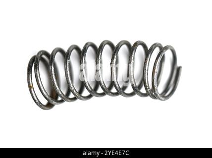 Gros plan du vieux ressort en métal utilisé sur fond blanc, vue de dessus Banque D'Images