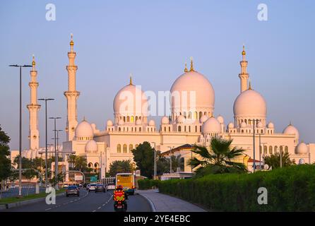 ABU DHABI - Mar 28 : Grande Mosquée Sheikh Zayed le 28,2024 mars aux Émirats Arabes Unis Banque D'Images