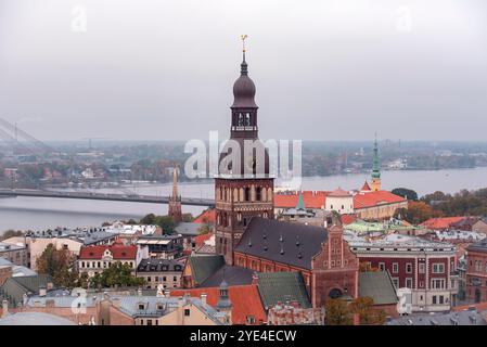 Vue panoramique de la cathédrale de Riga avec le château de Riga et la rivière Daugava pendant le jour d'automne, Lettonie Banque D'Images