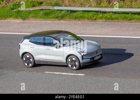 2024 Blanc Volvo EX30 plus, performance électrique Twin Motor ; voyage sur l'autoroute M6, Manchester, Royaume-Uni Banque D'Images