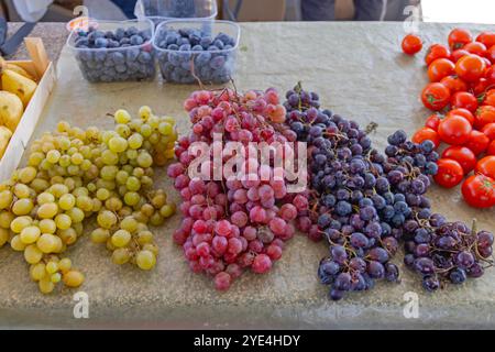 Trois variétés différentes de raisins à vendre à Farmers Market Stall Banque D'Images