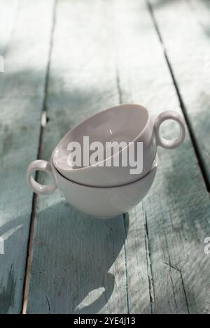 nature morte de tasses de thé blanc sur une table en bois bleu. Banque D'Images