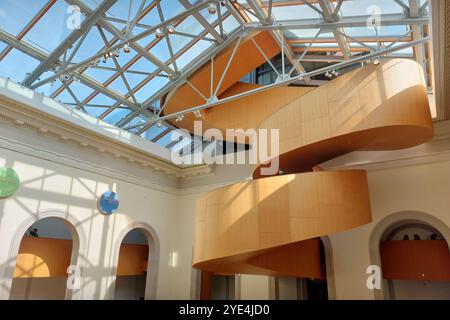 Walker court avec l'escalier en colimaçon conçu par Frank Gehry au Musée des beaux-arts de l'Ontario, Toronto, Canada. Banque D'Images