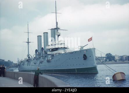 Leningrad, Russie. Août 1961 : croiseur de classe Pallada de la marine russe, Aurora, conservé comme navire-musée à Leningrad (Saint-Pétersbourg). Ce navire a été construit à Petrograd pour servir dans le Pacifique. Il a été mis en service en 1903 et a servi à l'origine pendant la guerre russo-japonaise de 1904-05, prenant part à la bataille de Tsusima. Dans la nuit du 25-26 1917 octobre, l'Aurora aurait tiré le premier coup de feu de la Révolution d'octobre en Russie, signalant le début de l'attaque contre le Palais d'hiver. Banque D'Images