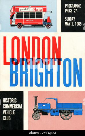 1965 – couverture d’un programme souvenir publié pour la course commémorative London to Brighton du Historic commercial Vehicle Club, qui s’est tenue le dimanche 2 mai 1965. La couverture représente un London General Omnibus Company, un autobus à toit ouvert AEC de type K et un wagon à vapeur Foden. Banque D'Images