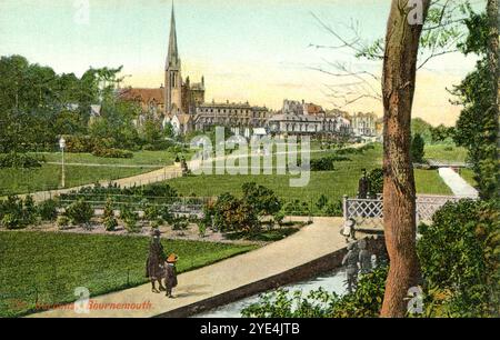 Dorset, Angleterre. Env. 1910. Une carte postale antique intitulée " The Gardens, Bournemouth " représente une vue des jardins de Bournemouth, traversés par la Bourne. Banque D'Images