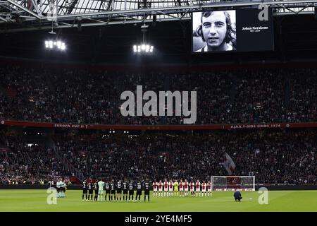 AMSTERDAM - les joueurs de l'Ajax rendent hommage à Johan Neeskens, ancien joueur de l'Ajax décédé, lors du match néerlandais Eredivisie entre l'AFC Ajax Amsterdam et Willem II Tilburg au Johan Cruijff Arena le 27 octobre 2024 à Amsterdam, pays-Bas. ANP | Hollandse Hoogste | Maurice van Steen Banque D'Images