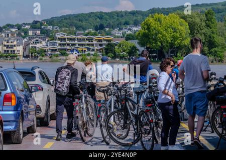 Bonn-Bad Godesberg, Allemagne - 21 mai 2024 : vue d'un petit ferry transportant des personnes, des voitures et des vélos à Bad Godesberg en Allemagne Banque D'Images