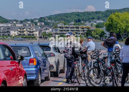 Bonn-Bad Godesberg, Allemagne - 21 mai 2024 : vue d'un petit ferry transportant des personnes, des voitures et des vélos à Bad Godesberg en Allemagne Banque D'Images