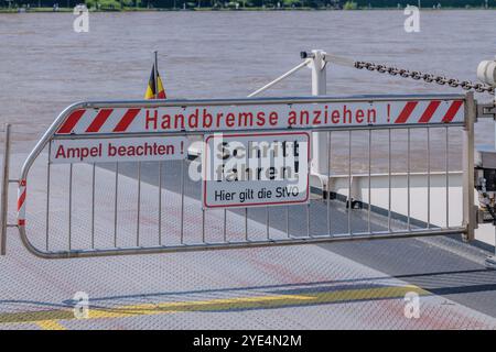 Bonn-Beuel, Allemagne - 21 mai 2024 : vue d'une grille sur un ferry transportant des personnes, avertissant les passagers de tirer le frein à main Banque D'Images