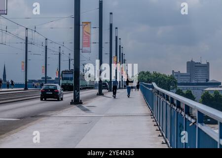 Bonn, Allemagne - 21 mai 2024 : vue d'un train, de voitures et de piétons traversant le pont Kennedy à Bonn en Allemagne Banque D'Images