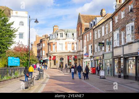 Centre-ville de Newbury avec des gens marchant autour des magasins sur la rue Bartholomew dans le centre-ville de Newbury Newbury Berkshire Angleterre GB Europe Banque D'Images