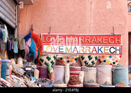 Marrakech Maroc. Sacs colorés de têtes de fleurs séchées colorées en tas devant un souk de remède à base de plantes dans le marché de Mellah, Marrakech, Maroc Banque D'Images