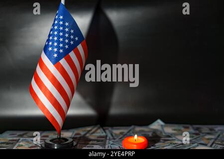 Drapeau américain parmi les billets d'un dollar sur fond noir Banque D'Images