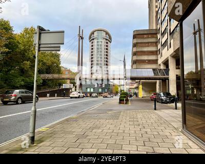 Harvey Nichols Department Store et Eclipse Apartments ci-dessus, vu de Lower Castle Street. Bristol, Angleterre, Royaume-Uni. 29 octobre 2024. Banque D'Images