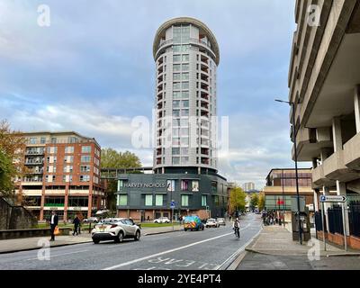 Harvey Nichols Department Store et Eclipse Apartments ci-dessus, vu de Lower Castle Street. Bristol, Angleterre, Royaume-Uni. 29 octobre 2024. Banque D'Images