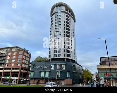 Harvey Nichols Department Store et Eclipse Apartments ci-dessus, vu de Lower Castle Street. Bristol, Angleterre, Royaume-Uni. 29 octobre 2024. Banque D'Images