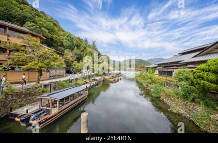 Belle vue le long de la rivière Katsura depuis le parc Arashiyama, près de Kyoto, Japon le 28 septembre 2024 Banque D'Images
