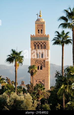 Marrakech Maroc. Vue sur la mosquée Kutubiyya située dans la médina de Marrakech. La vue montre les montagnes de l'Atlas derrière la mosquée Banque D'Images