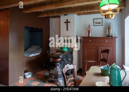 Intérieur de la maison de pêcheur dans le NAVIGO Visserijmuseum, musée de la pêche à Oostduinkerke, Koksijde, Flandre occidentale, Belgique Banque D'Images