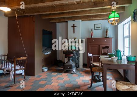 Intérieur de la maison de pêcheur dans le NAVIGO Visserijmuseum, musée de la pêche à Oostduinkerke, Koksijde, Flandre occidentale, Belgique Banque D'Images