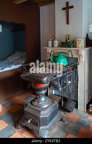 Ancien poêle à charbon flamand en fonte / tabouret Leuvense au NAVIGO Visserijmuseum, musée de la pêche à Oostduinkerke, Koksijde, Flandre occidentale, Belgique Banque D'Images